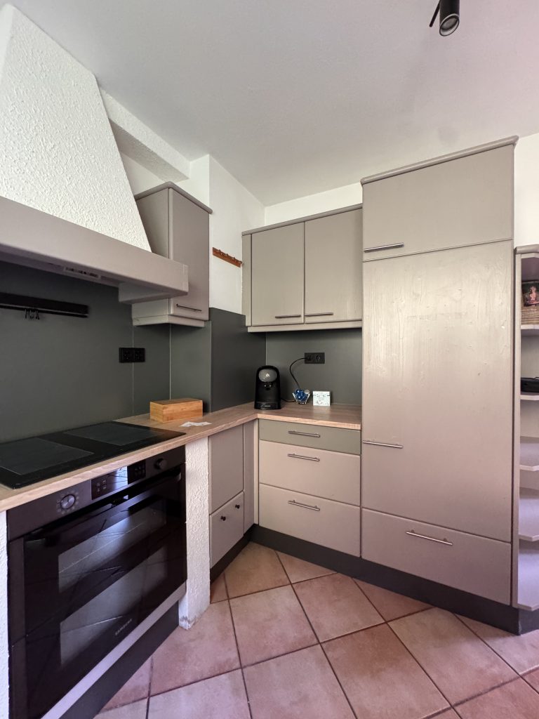 liva-living-ferienhaus-familie-Blick-in-Küche