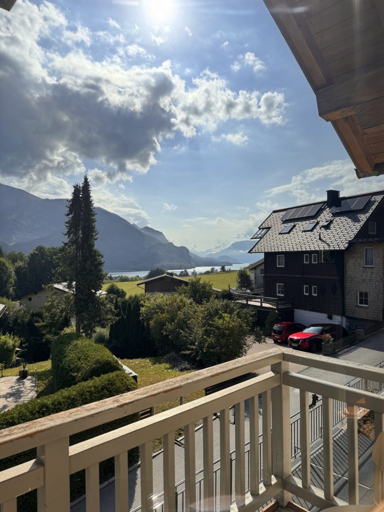 liva-living-ferienhaus-familie-Blick-mit-Balkongeländer