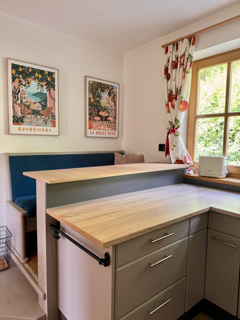 liva-living-ferienhaus-familie-Küche-mit-Tresen