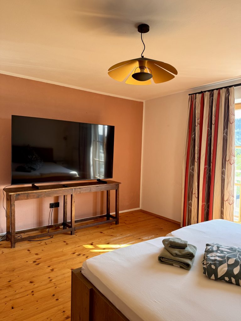 liva-living-ferienhaus-familie-Schlafzimmer mit TV